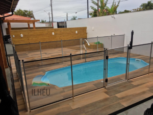 piscina cercado com cerca removivel a serviços da Ilhéu Redes de Proteção